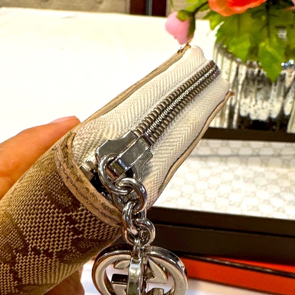 Authentic Gucci Tan Monogram Zippy Wallet - Picture 5 of 15